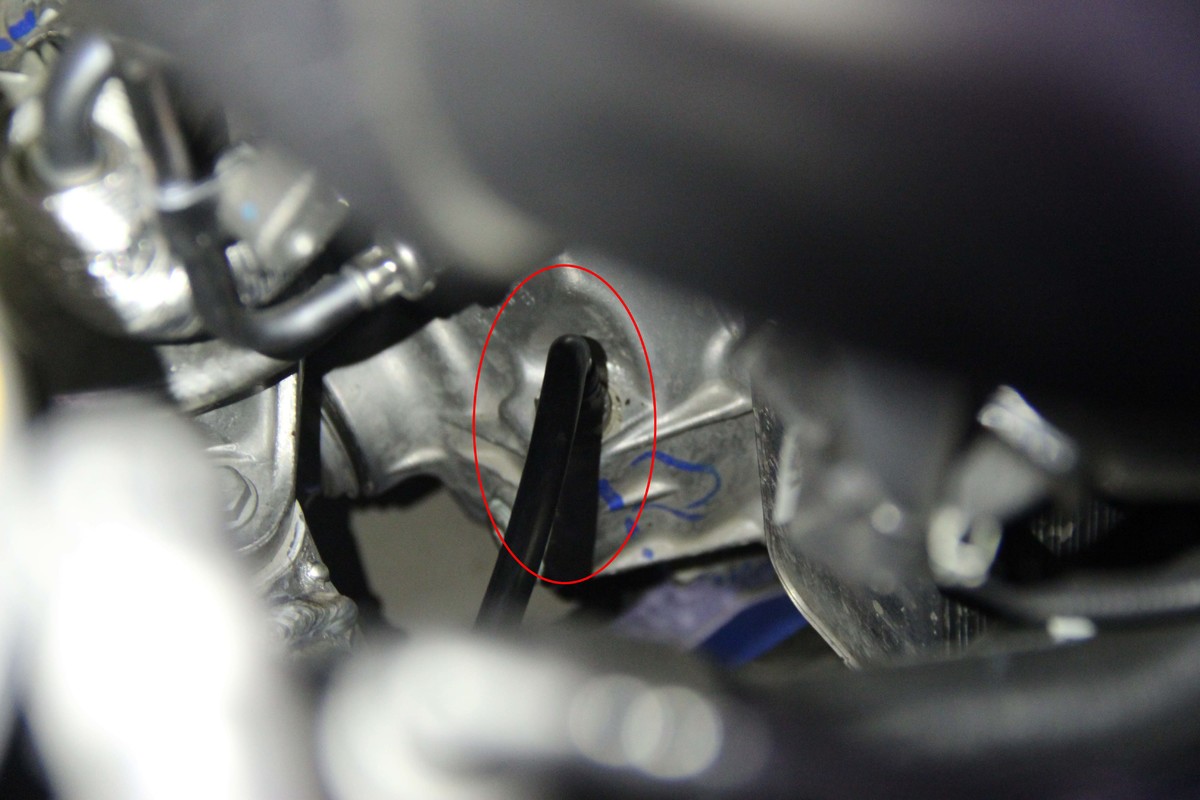 Ống thở vi sai giúp Mercedes GLC lội nước giá một triệu đồng