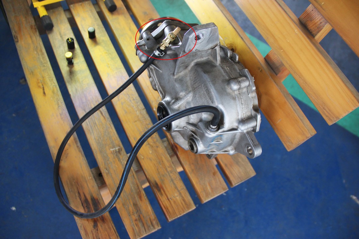 Ống thở vi sai giúp Mercedes GLC lội nước giá một triệu đồng