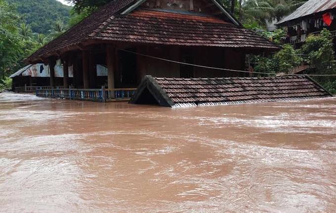 Nhiều bản làng ở Nghệ An ngập sâu hơn 3 mét