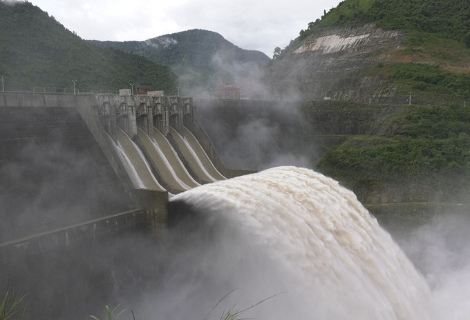 Nhiều bản làng ở Nghệ An ngập sâu hơn 3 mét