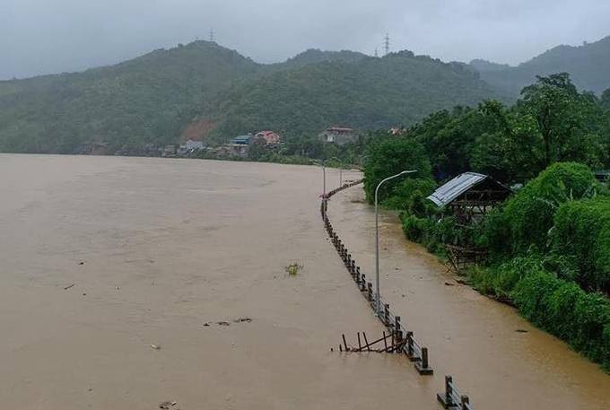 Nhiều bản làng ở Nghệ An ngập sâu hơn 3 mét