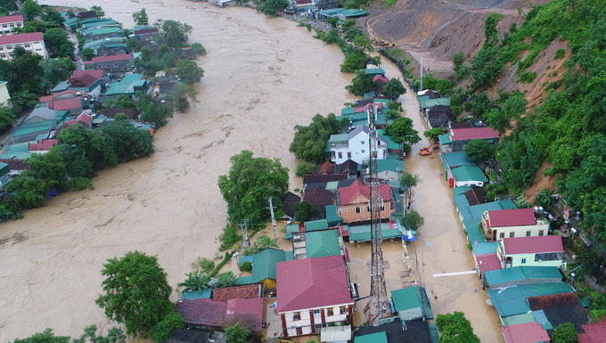 Nhiều bản làng ở Nghệ An ngập sâu hơn 3 mét