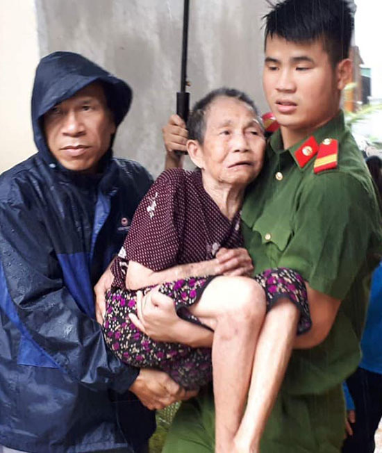 Nhiều bản làng ở Nghệ An ngập sâu hơn 3 mét