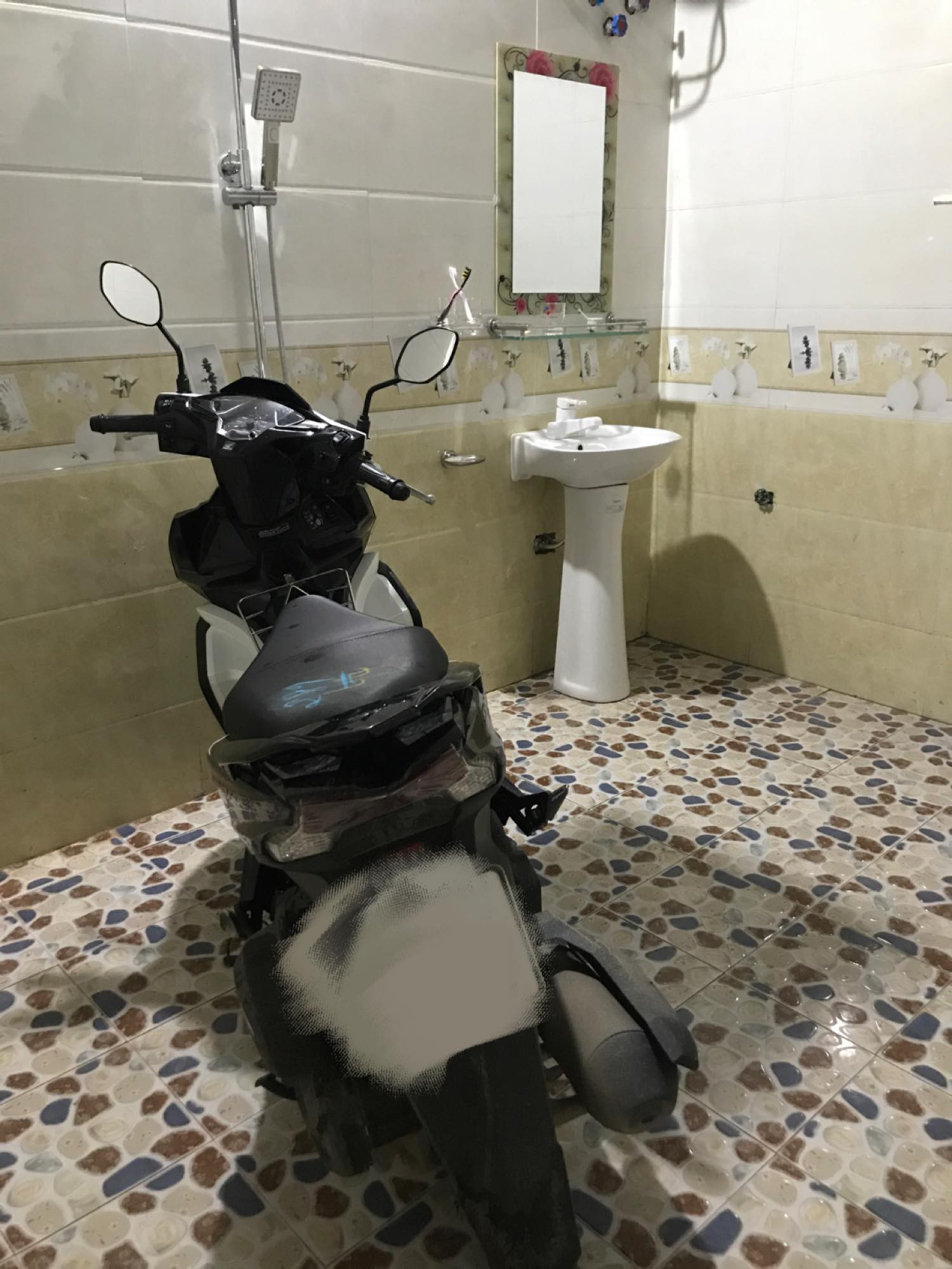 Ông bố sợ bị trộm đột nhập nên dắt xe máy cất hẳn trong... nhà tắm, nhưng dân mạng lại chỉ chú ý đến điều này