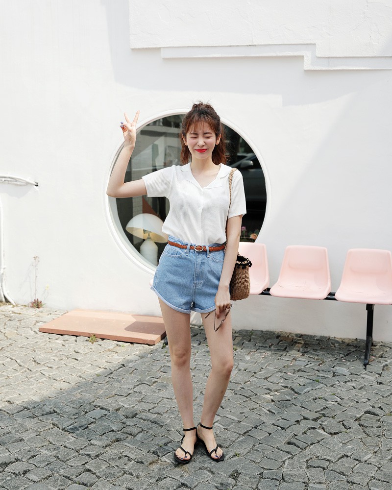 4 món đồ denim cứ mặc lên là trẻ ra vài tuổi, và quan trọng là chẳng bao giờ lo lỗi mốt