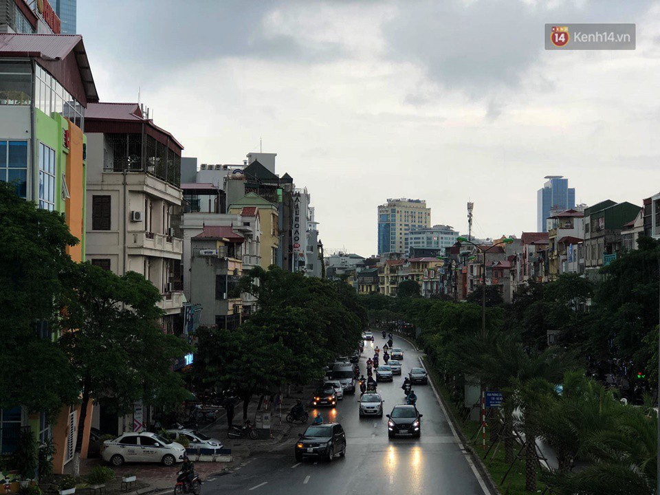 Hà Nội lúc 2 giờ chiều bỗng tối sầm như 6 giờ tối: Ô tô, xe máy phải bật đèn di chuyển trong mưa