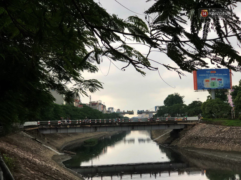 Hà Nội lúc 2 giờ chiều bỗng tối sầm như 6 giờ tối: Ô tô, xe máy phải bật đèn di chuyển trong mưa