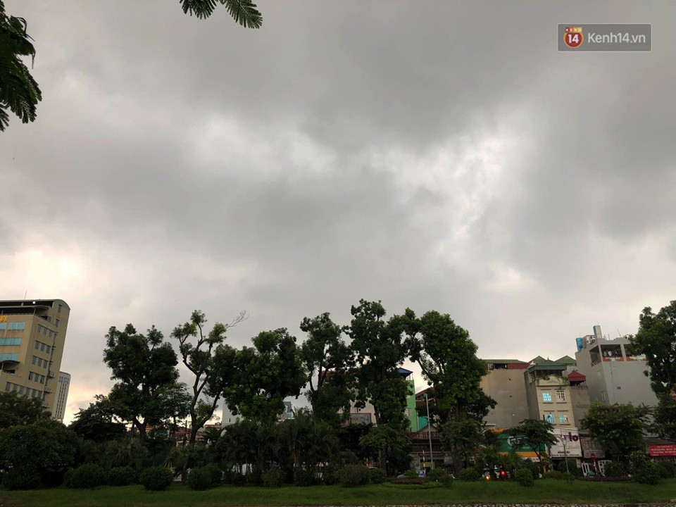 Hà Nội lúc 2 giờ chiều bỗng tối sầm như 6 giờ tối: Ô tô, xe máy phải bật đèn di chuyển trong mưa