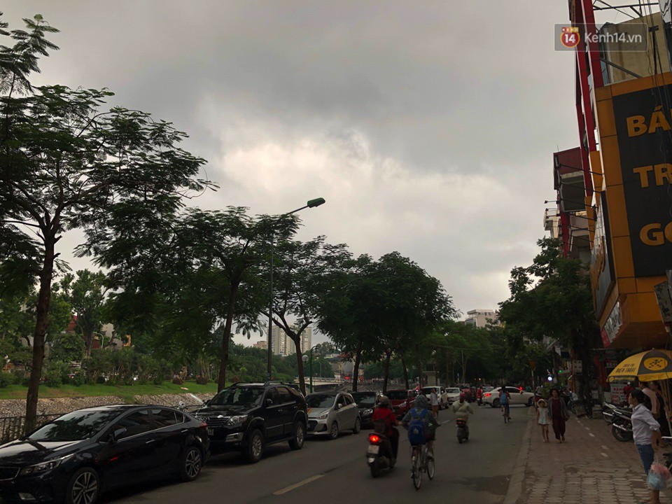 Hà Nội lúc 2 giờ chiều bỗng tối sầm như 6 giờ tối: Ô tô, xe máy phải bật đèn di chuyển trong mưa