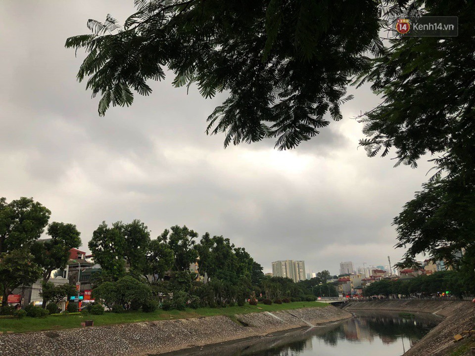 Hà Nội lúc 2 giờ chiều bỗng tối sầm như 6 giờ tối: Ô tô, xe máy phải bật đèn di chuyển trong mưa