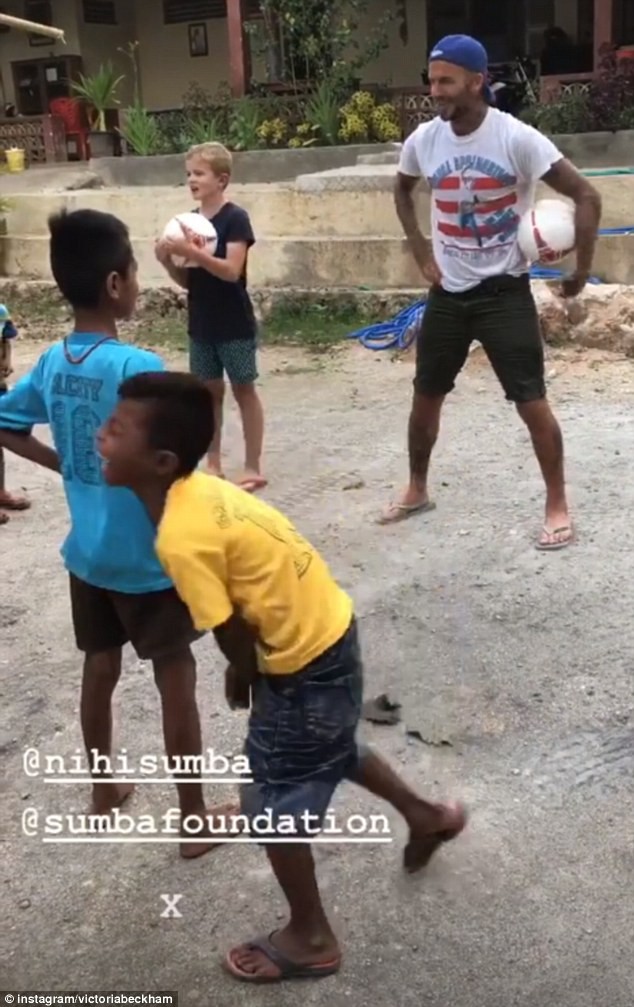 Đi dạy tiếng Anh cho trẻ em nghèo, Harper Beckham được khen dễ thương như một thiên thần đúng nghĩa!