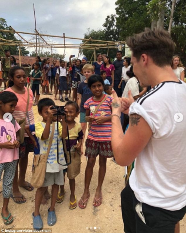 Đi dạy tiếng Anh cho trẻ em nghèo, Harper Beckham được khen dễ thương như một thiên thần đúng nghĩa!