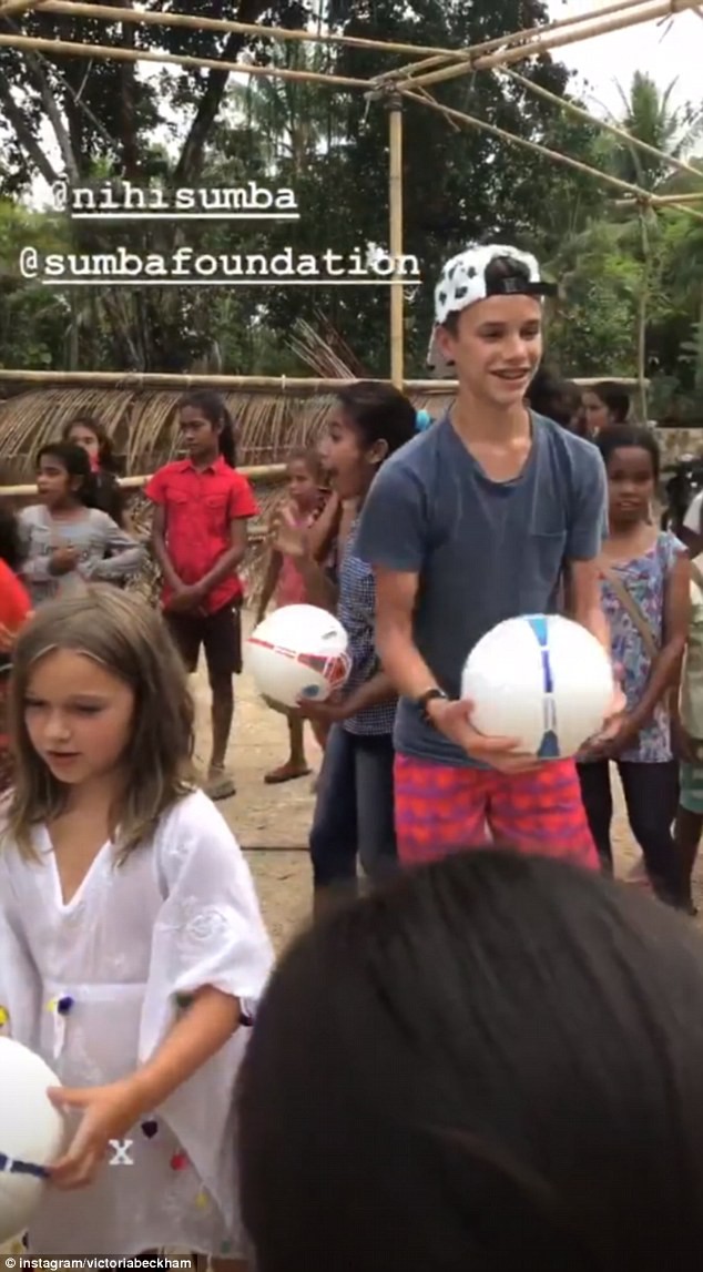 Đi dạy tiếng Anh cho trẻ em nghèo, Harper Beckham được khen dễ thương như một thiên thần đúng nghĩa!