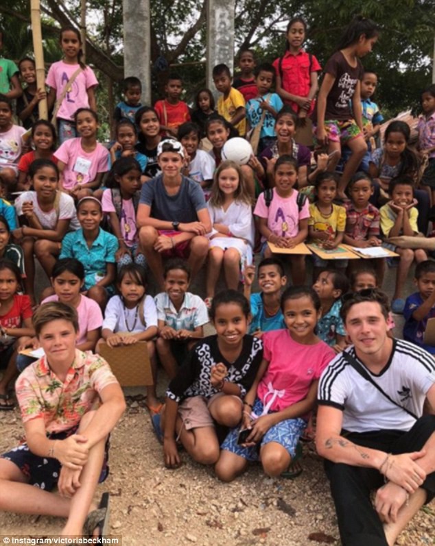 Đi dạy tiếng Anh cho trẻ em nghèo, Harper Beckham được khen dễ thương như một thiên thần đúng nghĩa!