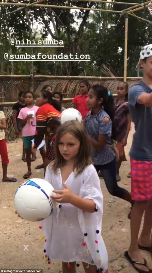 Đi dạy tiếng Anh cho trẻ em nghèo, Harper Beckham được khen dễ thương như một thiên thần đúng nghĩa!