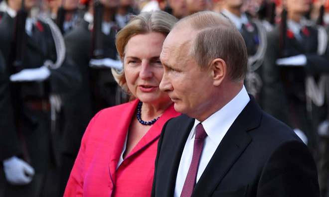 Ngoại trưởng Áo gặp bão chỉ trích vì mời TT Putin dự lễ cưới