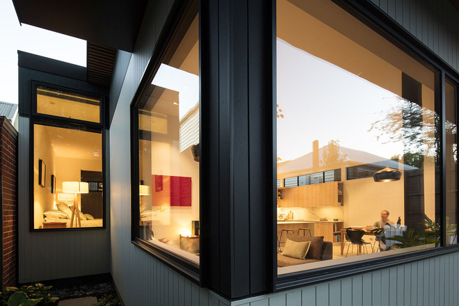 Giữa lòng thành phố mọc lên ngôi nhà kiểu nông thôn có thảm thực vật xanh mát khiến ai đi qua cũng phải ngoái nhìn