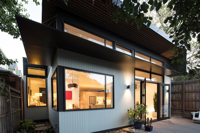 Giữa lòng thành phố mọc lên ngôi nhà kiểu nông thôn có thảm thực vật xanh mát khiến ai đi qua cũng phải ngoái nhìn