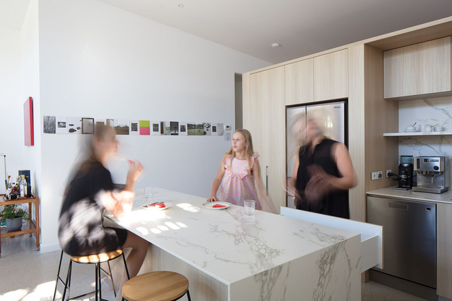 Giữa lòng thành phố mọc lên ngôi nhà kiểu nông thôn có thảm thực vật xanh mát khiến ai đi qua cũng phải ngoái nhìn