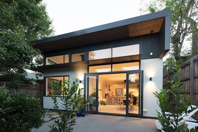 Giữa lòng thành phố mọc lên ngôi nhà kiểu nông thôn có thảm thực vật xanh mát khiến ai đi qua cũng phải ngoái nhìn