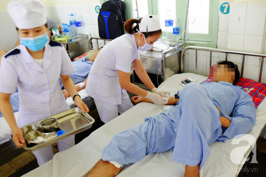 TP.HCM: Đang cấp cứu người gặp tai nạn, nữ điều dưỡng bị bạn của bệnh nhân dùng hung khí đâm rách vai