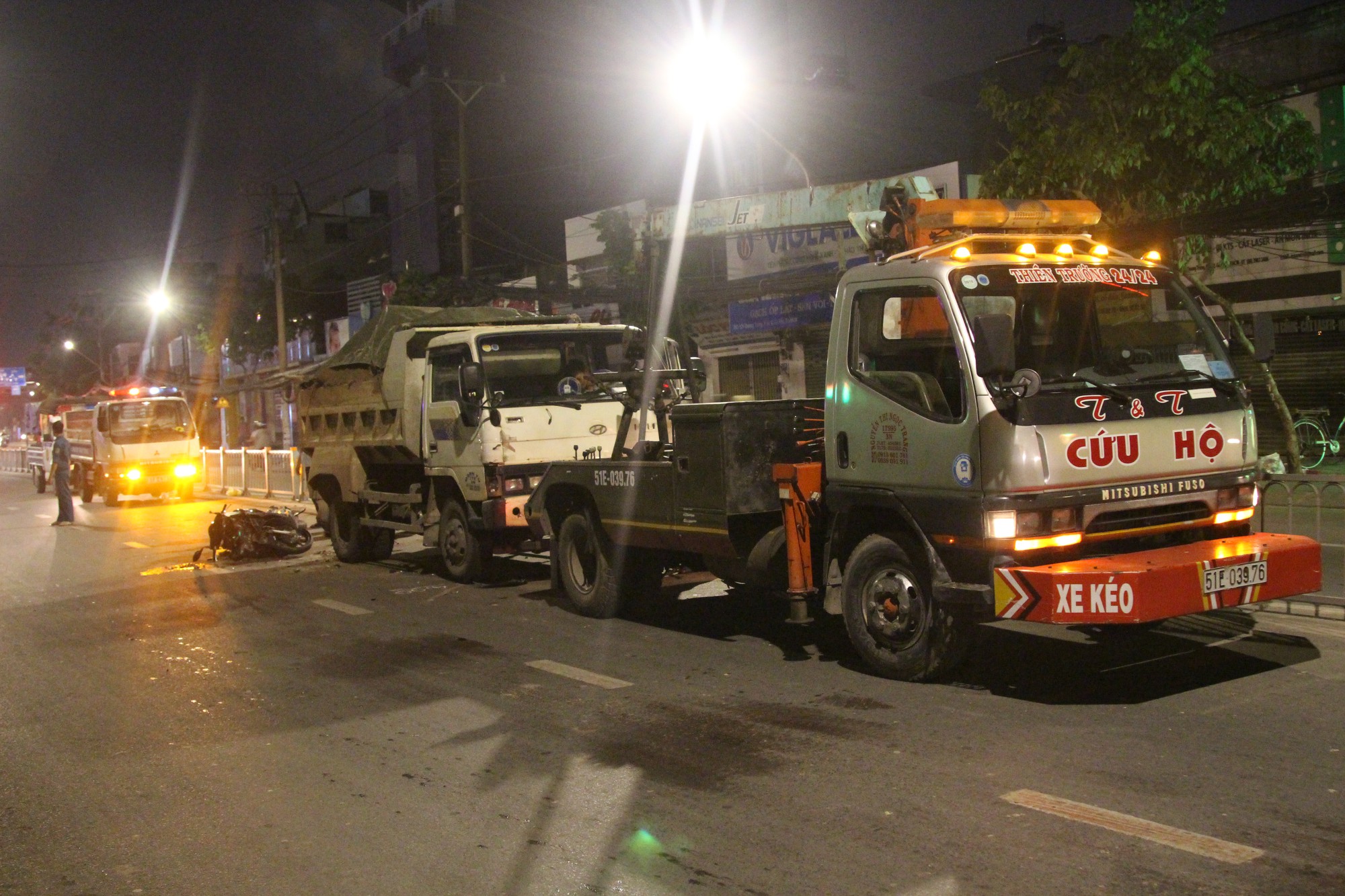 Tông vào đuôi xe ben đậu giữa đường phố Sài Gòn, người đàn ông chết thảm