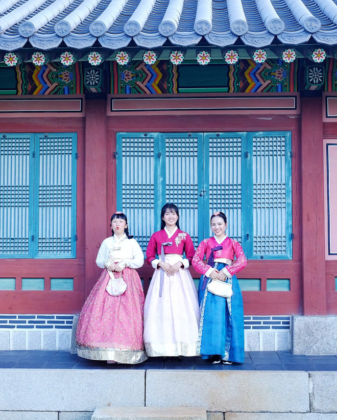 Du lịch bá đạo kiểu Trang Hý & Kiều Trinh: Chụp ảnh đẹp là xưa rồi, bây giờ phải lầy mới mốt!