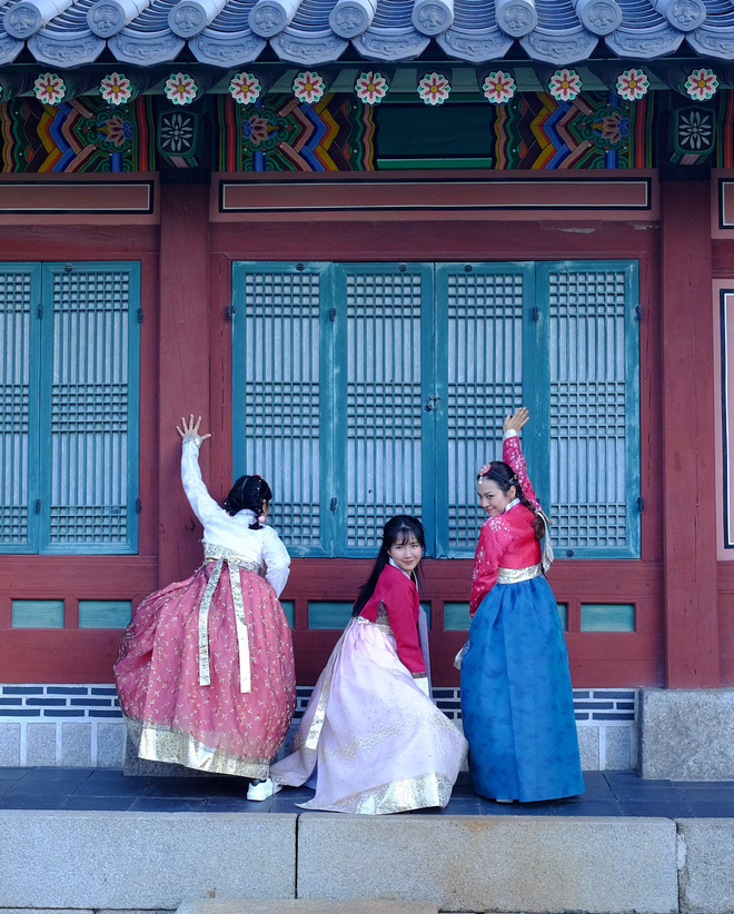 Du lịch bá đạo kiểu Trang Hý & Kiều Trinh: Chụp ảnh đẹp là xưa rồi, bây giờ phải lầy mới mốt!