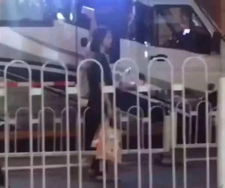 Lần đầu xuất hiện sau công khai tình cảm, Trịnh Sảng được bạn trai CEO giàu có đưa đón tận tình