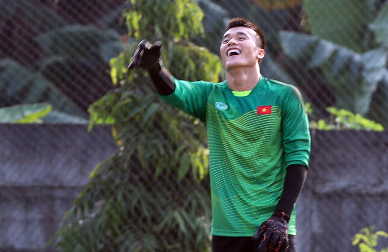 Tiến Dũng, Xuân Trường cười đùa trước trận đấu Nhật Bản