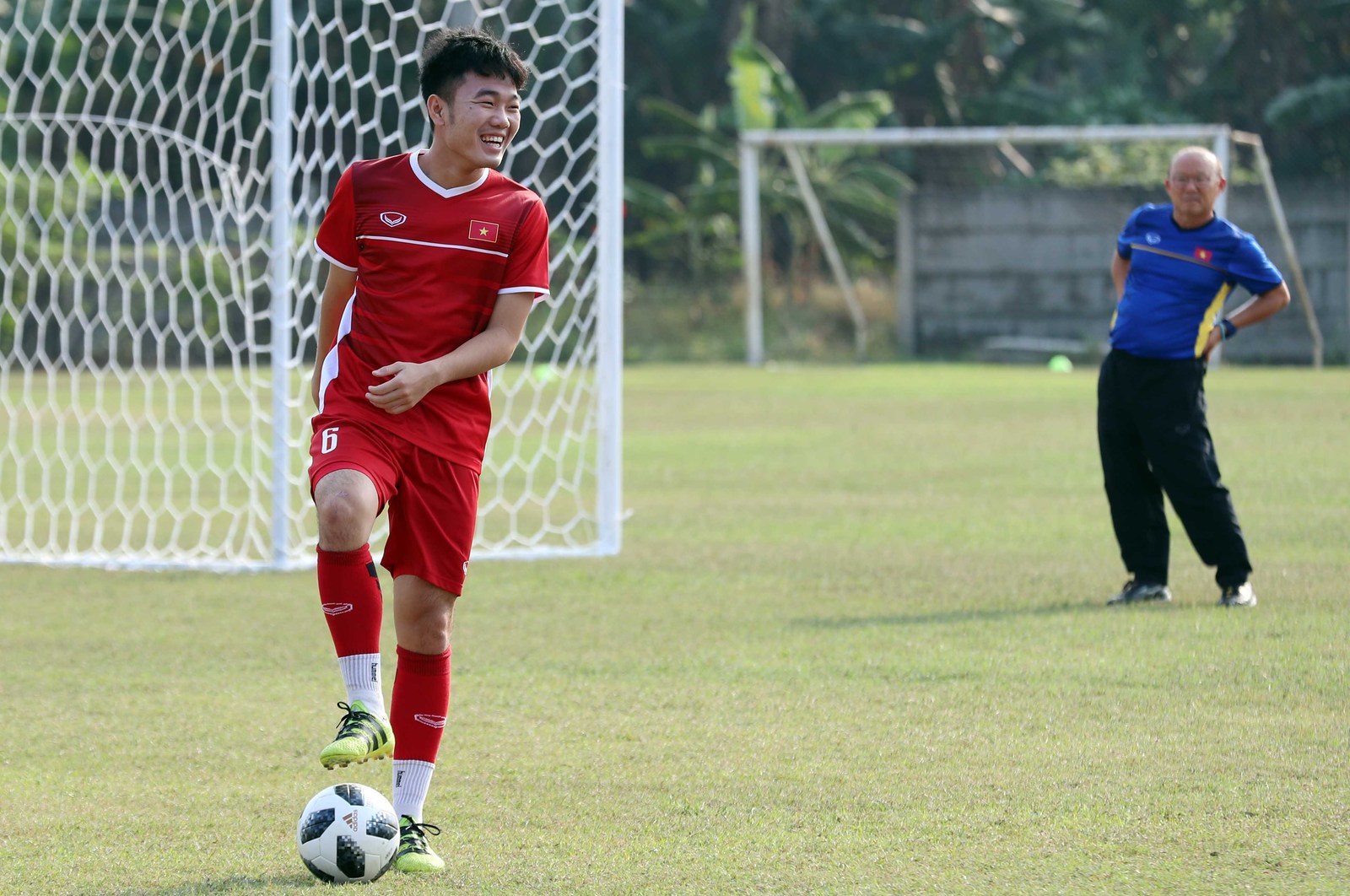 Tiến Dũng, Xuân Trường cười đùa trước trận đấu Nhật Bản