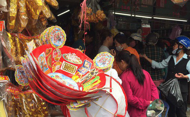 Hàng mã chất đống ở tiệm, sức mua giảm một nửa Hàng mã chất đống ở tiệm, sức mua giảm một nửa