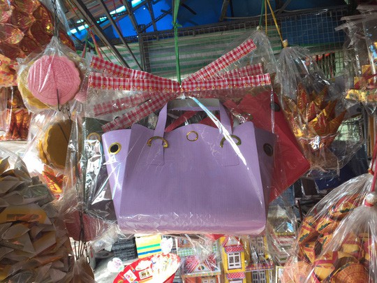 Hàng mã chất đống ở tiệm, sức mua giảm một nửa