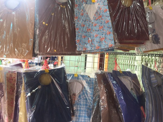 Hàng mã chất đống ở tiệm, sức mua giảm một nửa