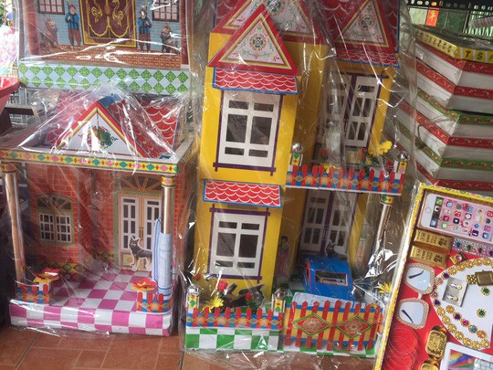 Hàng mã chất đống ở tiệm, sức mua giảm một nửa