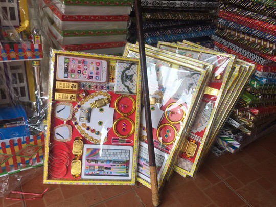 Hàng mã chất đống ở tiệm, sức mua giảm một nửa