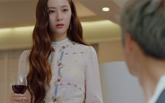 Tưởng được cầu hôn ai ngờ bị đá ngay bữa tiệc, cô gái làm thế này khiến mọi người phục sát đất