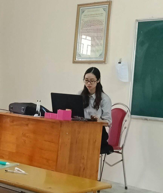 Mới đầu năm học, dân tình đã nháo nhào truy tìm info cô giáo xinh đẹp
