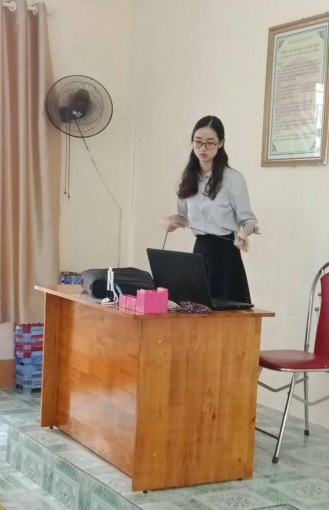 Mới đầu năm học, dân tình đã nháo nhào truy tìm info cô giáo xinh đẹp
