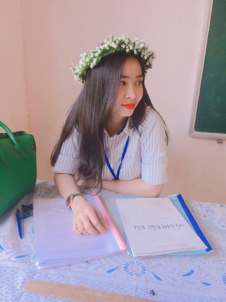 Mới đầu năm học, dân tình đã nháo nhào truy tìm info cô giáo xinh đẹp