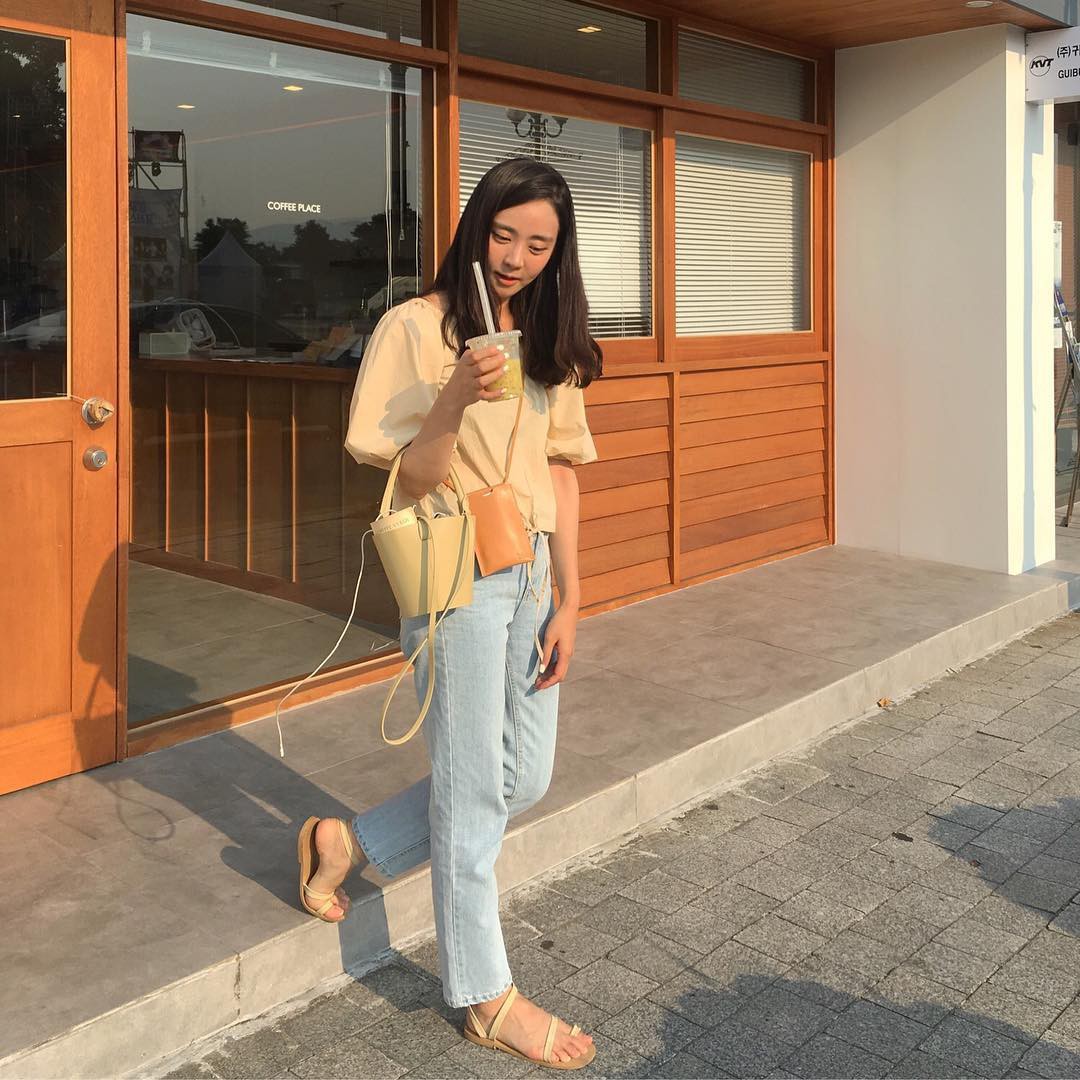 4 món đồ denim cứ mặc lên là trẻ ra vài tuổi, và quan trọng là chẳng bao giờ lo lỗi mốt