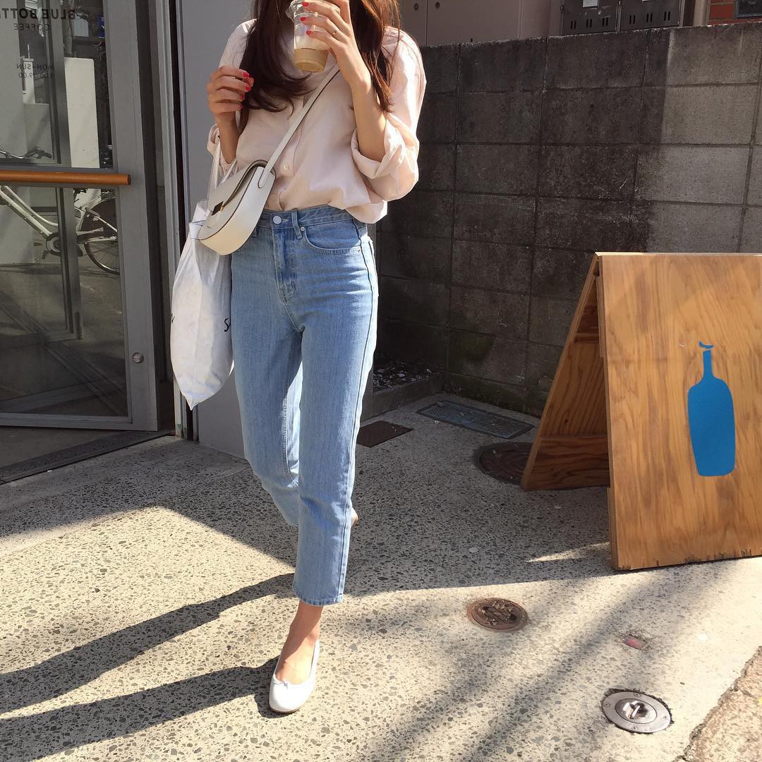 4 món đồ denim cứ mặc lên là trẻ ra vài tuổi, và quan trọng là chẳng bao giờ lo lỗi mốt