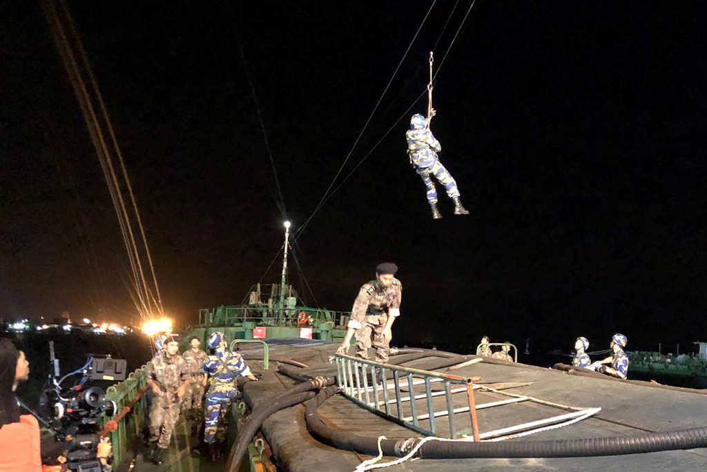 Hé lộ ảnh hậu trường Hậu Duệ Mặt Trời phiên bản Việt Hé lộ ảnh hậu trường Hậu Duệ Mặt Trời phiên bản Việt