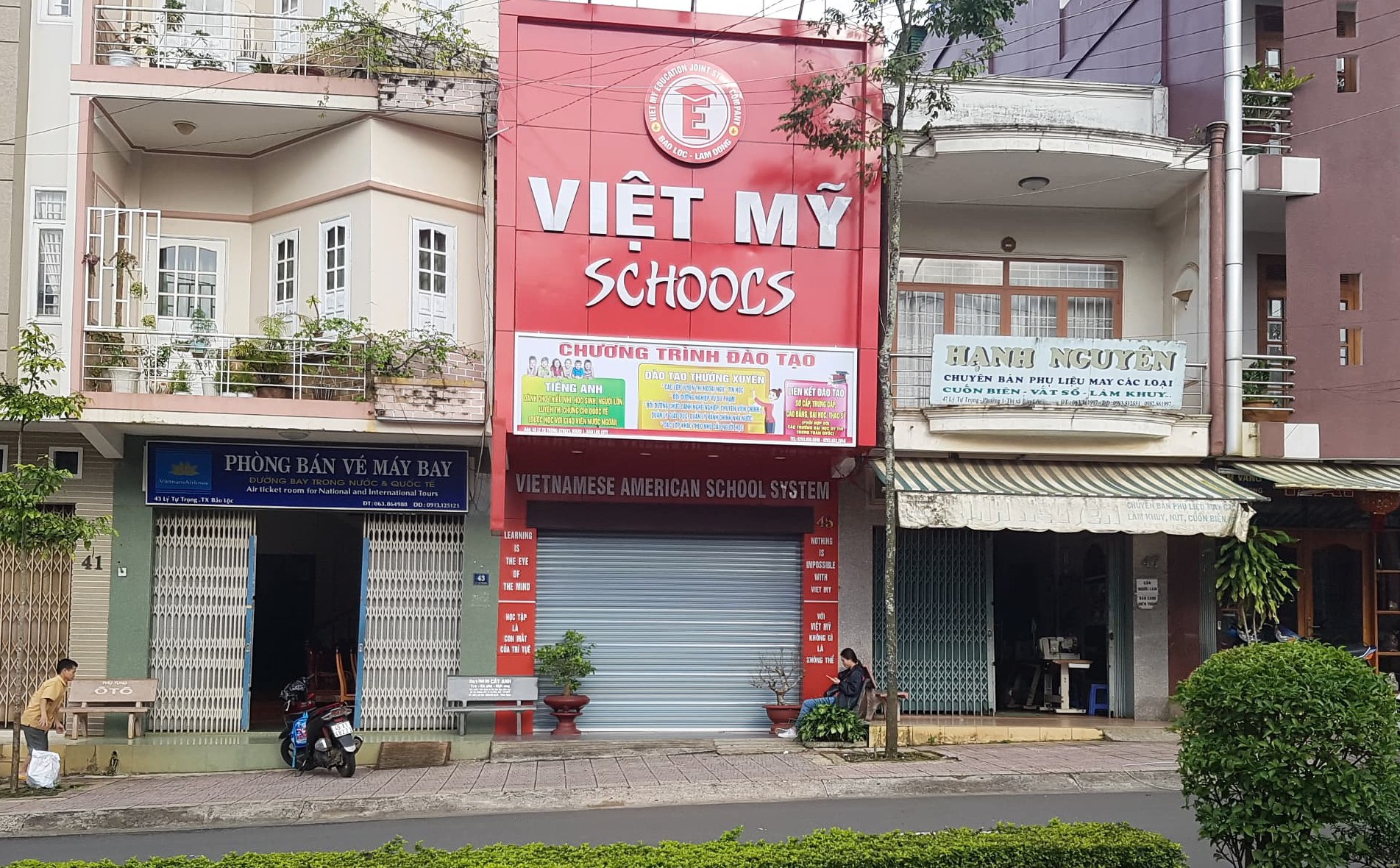 Hiệu trưởng tự phong 25 tuổi bị bắt, hàng trăm học viên và giáo viên hoang mang với chứng chỉ giả