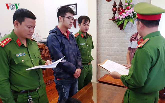 Hiệu trưởng tự phong 25 tuổi bị bắt, hàng trăm học viên và giáo viên hoang mang với chứng chỉ giả