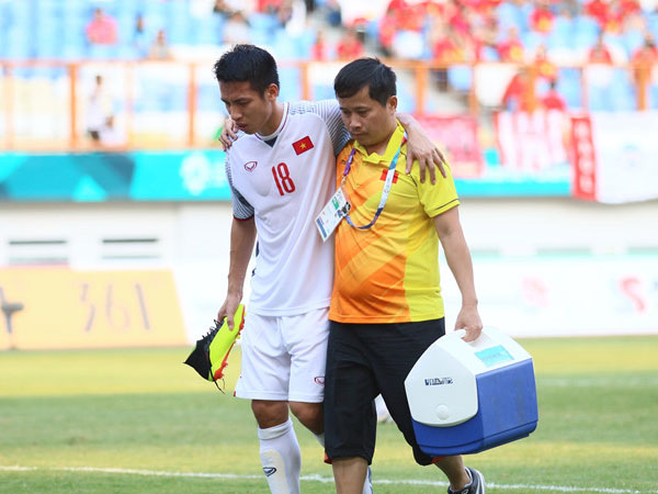 Hùng Dũng được đưa tới bệnh viện ngay giữa trận gặp Olympic Nhật Bản