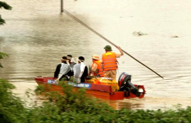 Thanh Hóa: Xót lòng cảnh dùng canô đưa tang trong cơn lũ
