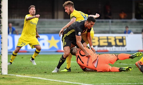 Juventus thắng nhọc khi Ronaldo ra mắt Serie A