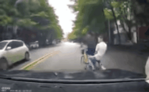 CLIP: Định cắt nhanh trước mũi ô tô, 2 cậu bé nhận cú đâm trời giáng