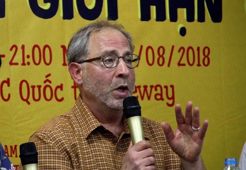 Bố lôi 2 chị em gái ra sân bắt quỳ xuống, em gần như chết lặng